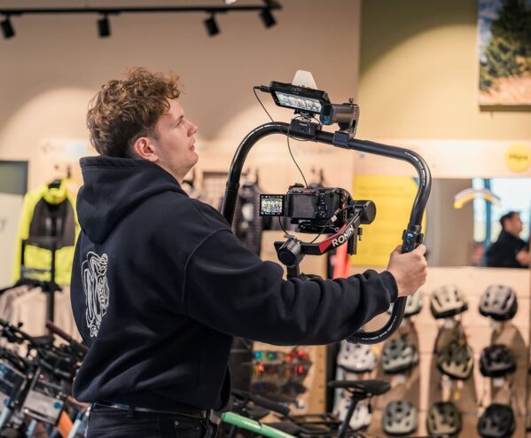 Jakob filmt im Bikemarket